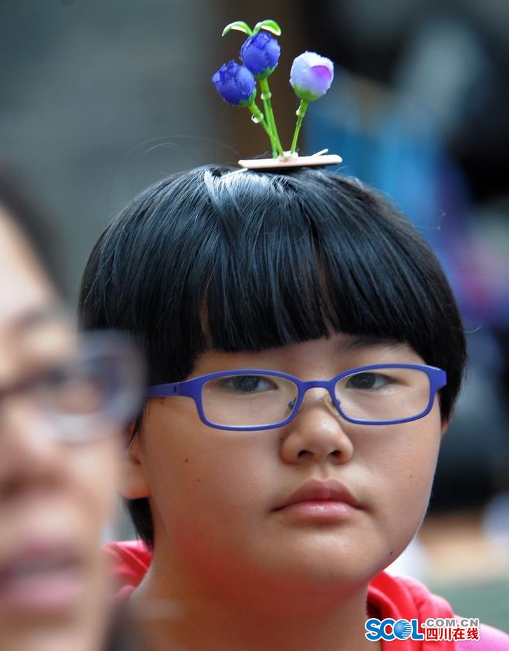 Look！Bean sprouts flowers grow on head
