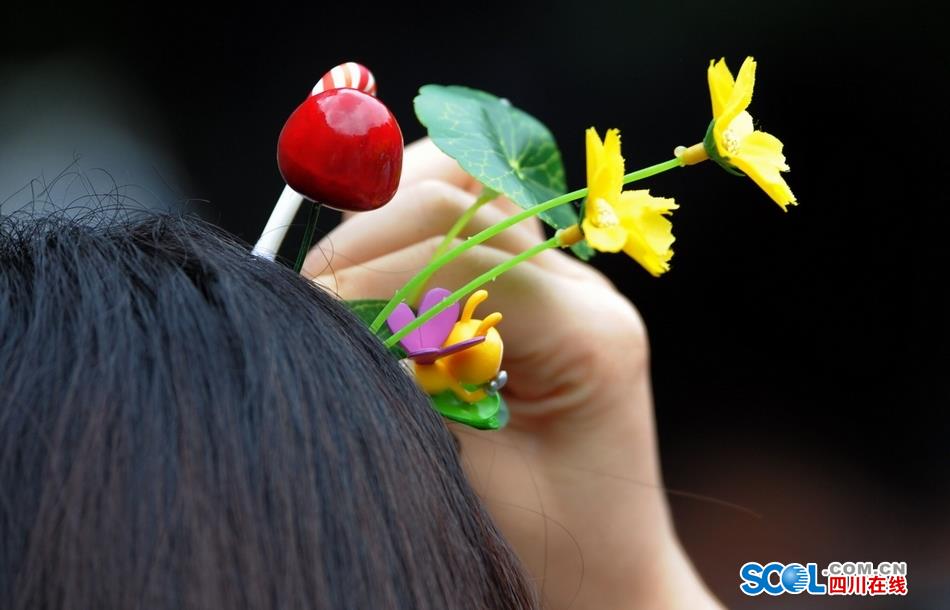 Look！Bean sprouts flowers grow on head