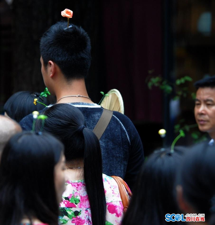 Look！Bean sprouts flowers grow on head