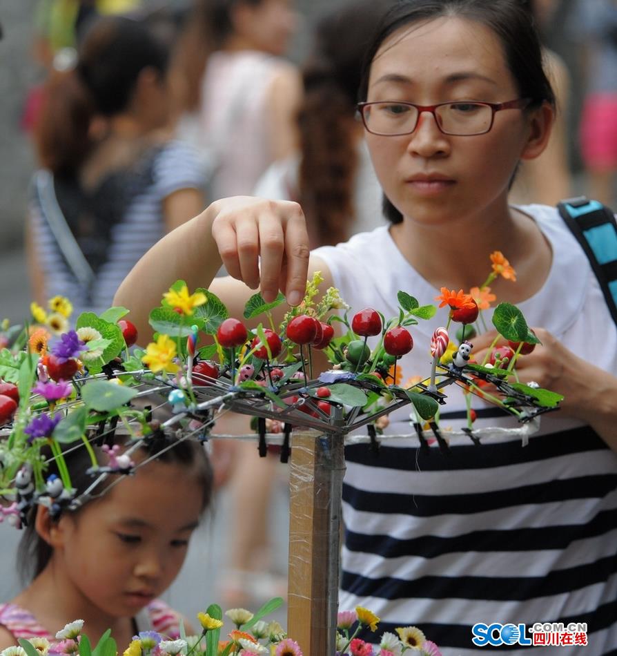 Look！Bean sprouts flowers grow on head