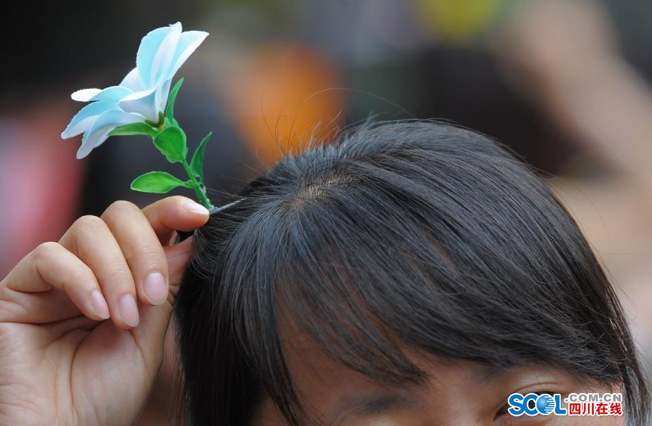 Look！Bean sprouts flowers grow on head