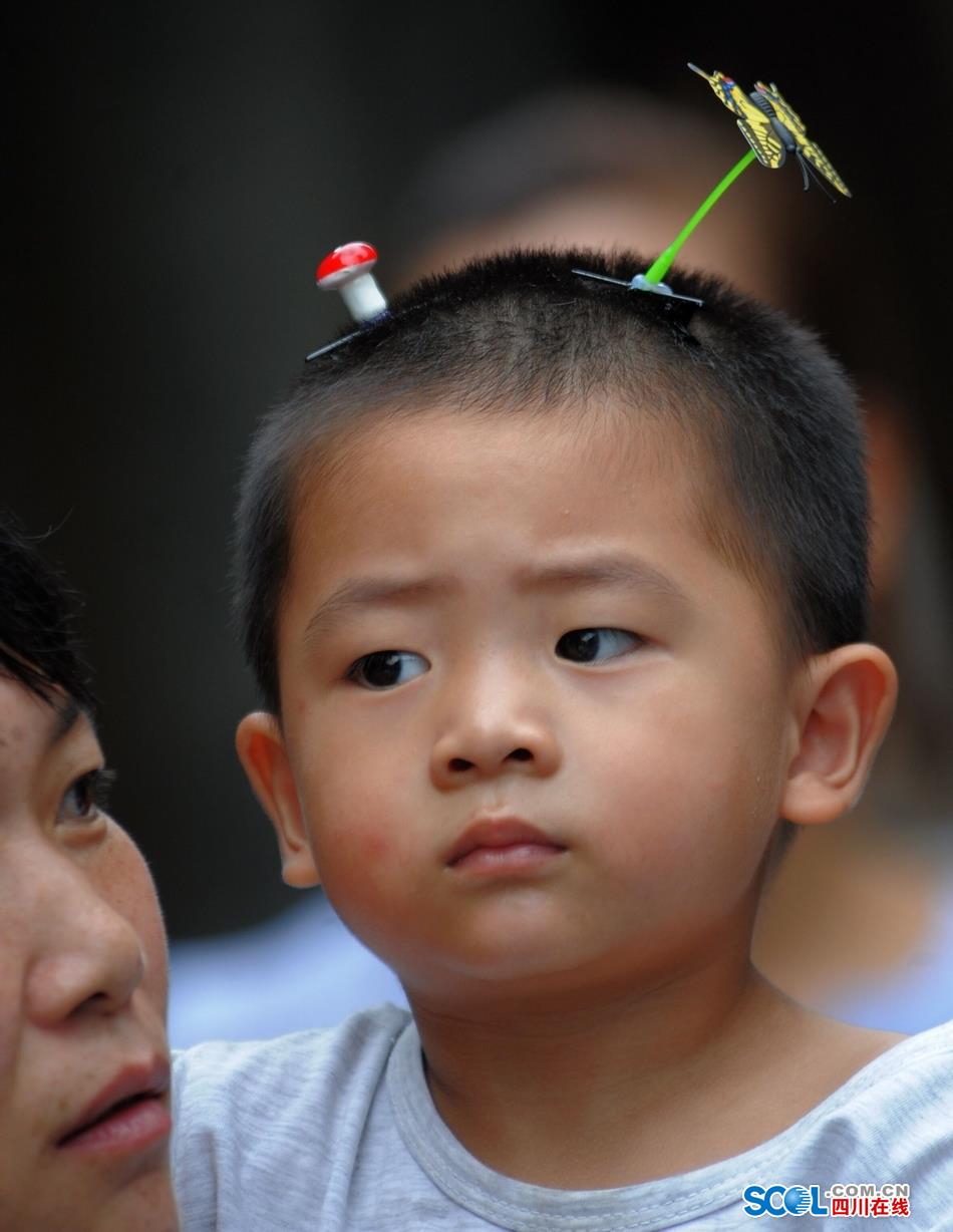 Look！Bean sprouts flowers grow on head