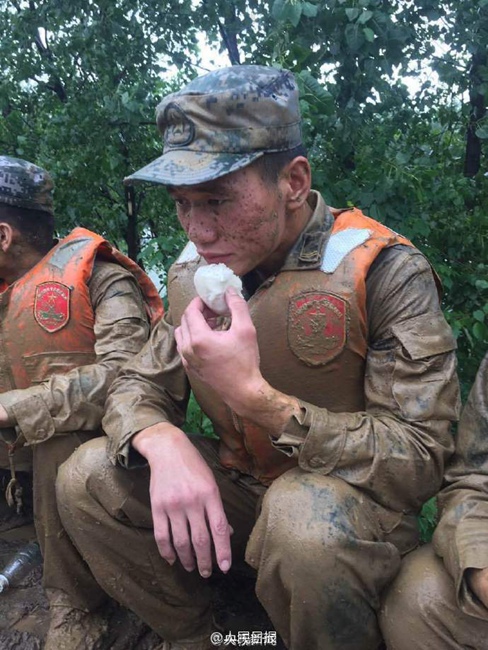 Heroism documented during flood rescue work in southern China