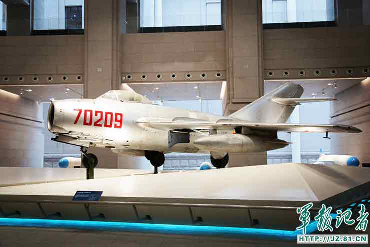 PLA weapons exhibition opens to the public