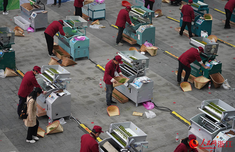 Tea roasting competition held in E China's Zhejiang