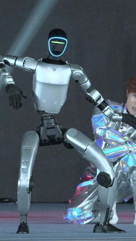 Unbelievable! Robot breakdances on stage and nails the challenging 'windmill'