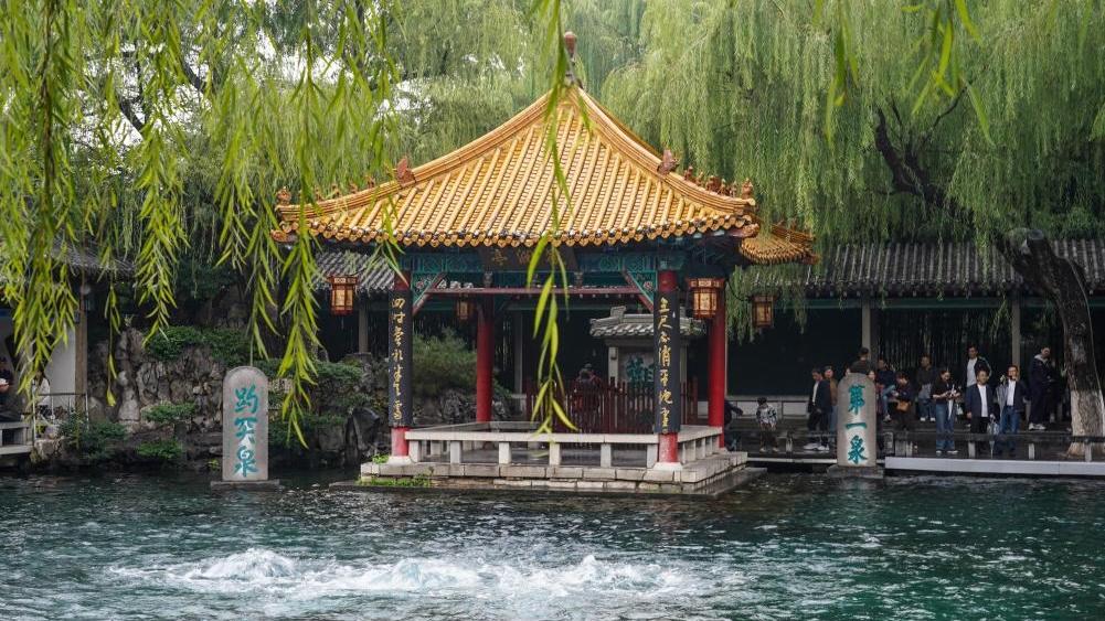 Tourists visit renowned springs in Jinan, E China's Shandong