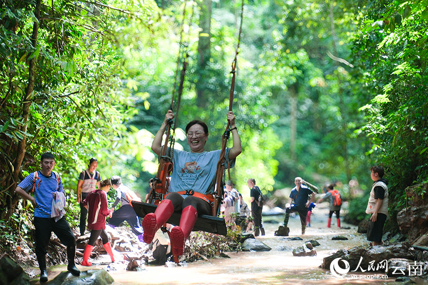 Rainforest hiking boosts economy in township in SW China's Yunnan