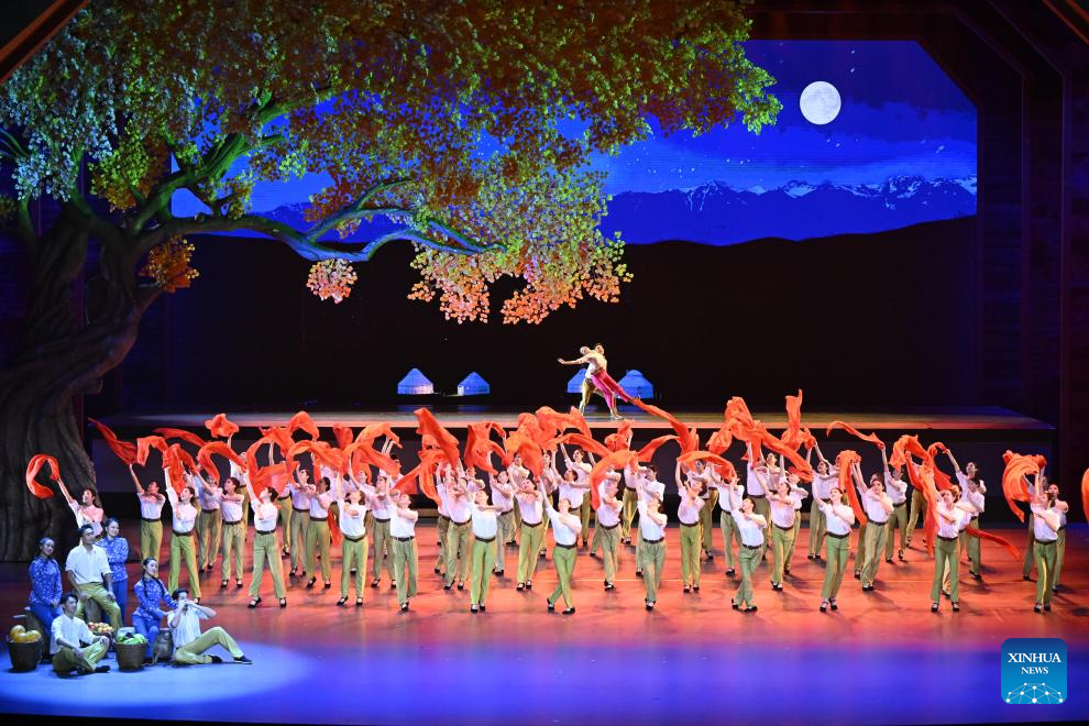 Gala held in Urumqi to mark 70th founding anniv. of Xinjiang Uygur Autonomous Region