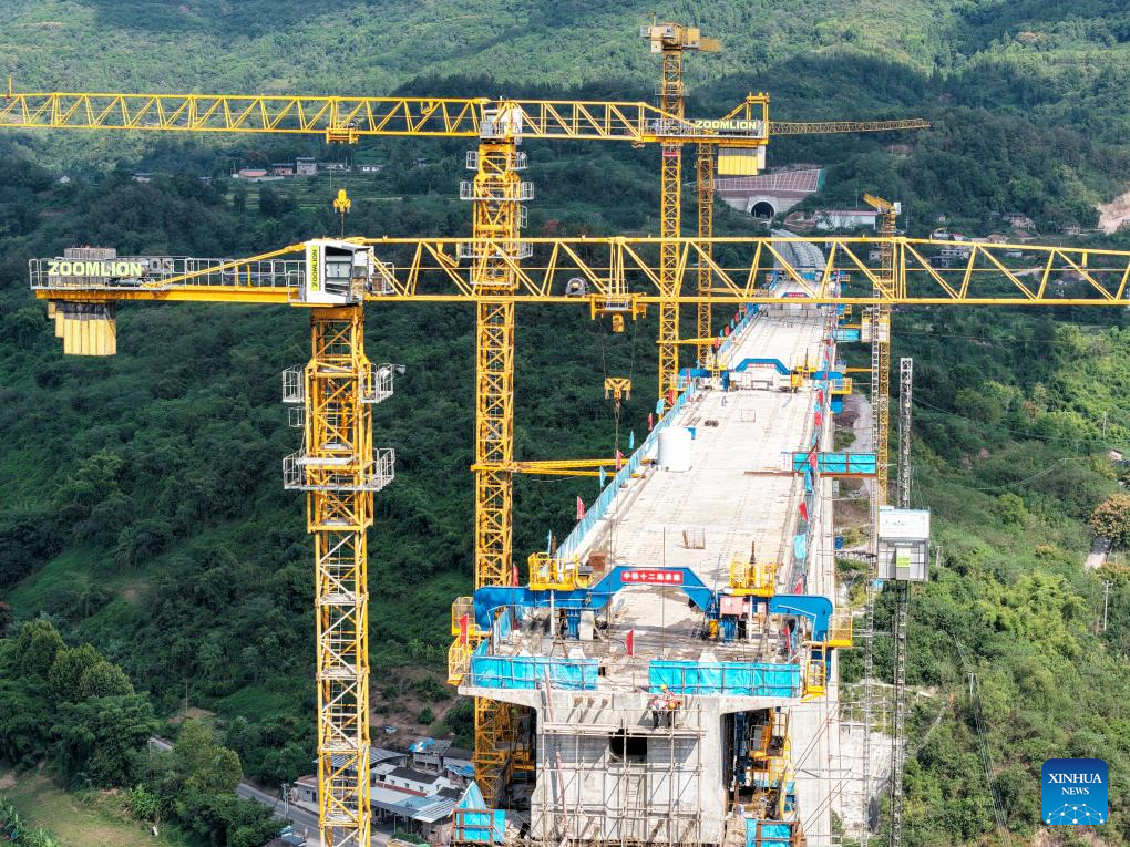 Main span of double-track grand bridge along Chongqing-Wanzhou high-speed railway finishes closure